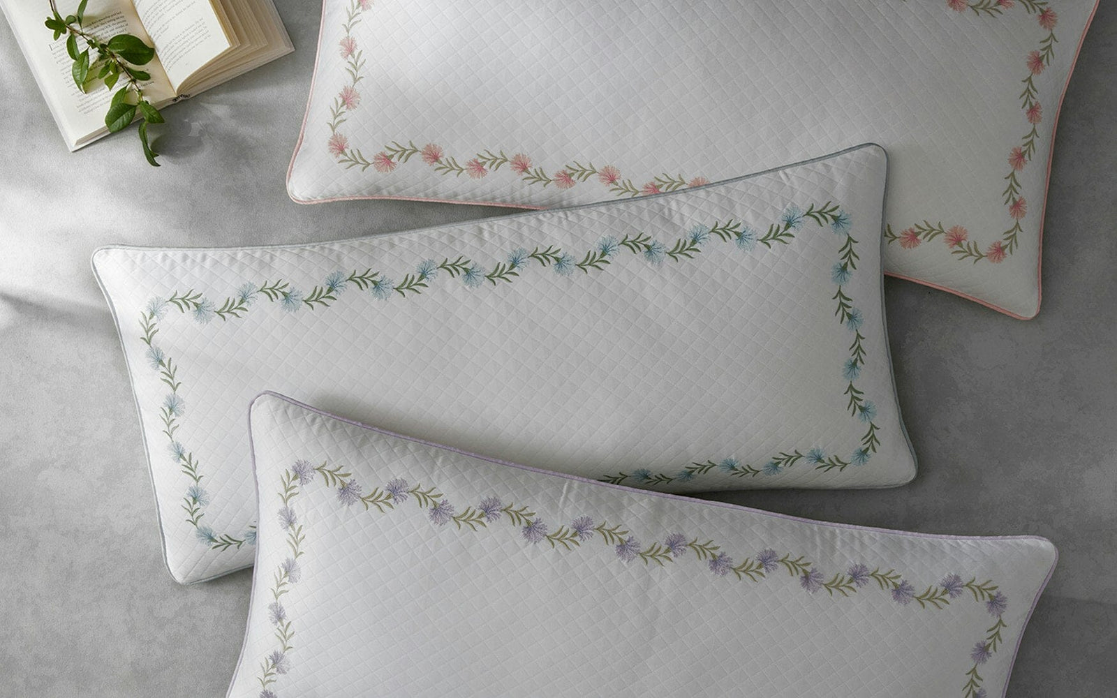 Daphe Matelassé Lumbar Pillow Case