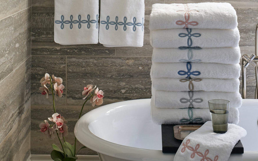 https://salisburyandmanus.com/cdn/shop/products/gordian-knot-towel-towels-matouk-698564_900x.jpg?v=1612380172